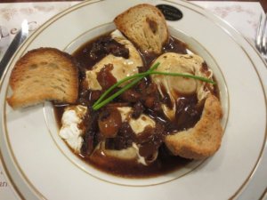 https://cuisine-maison-comme-autrefois.blogspot.com/2014/09/recette-doeufs-en-meurette-sauce-au-vin.html